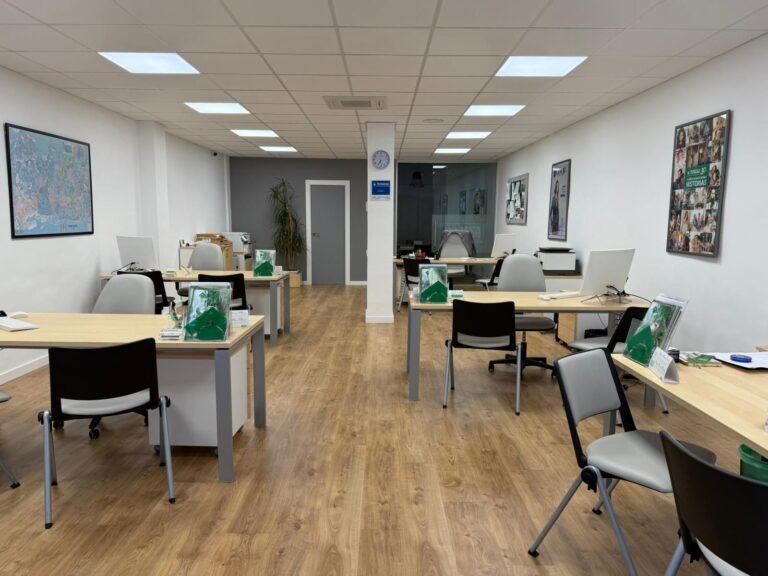 Interior de la oficina de Pisos del Barri